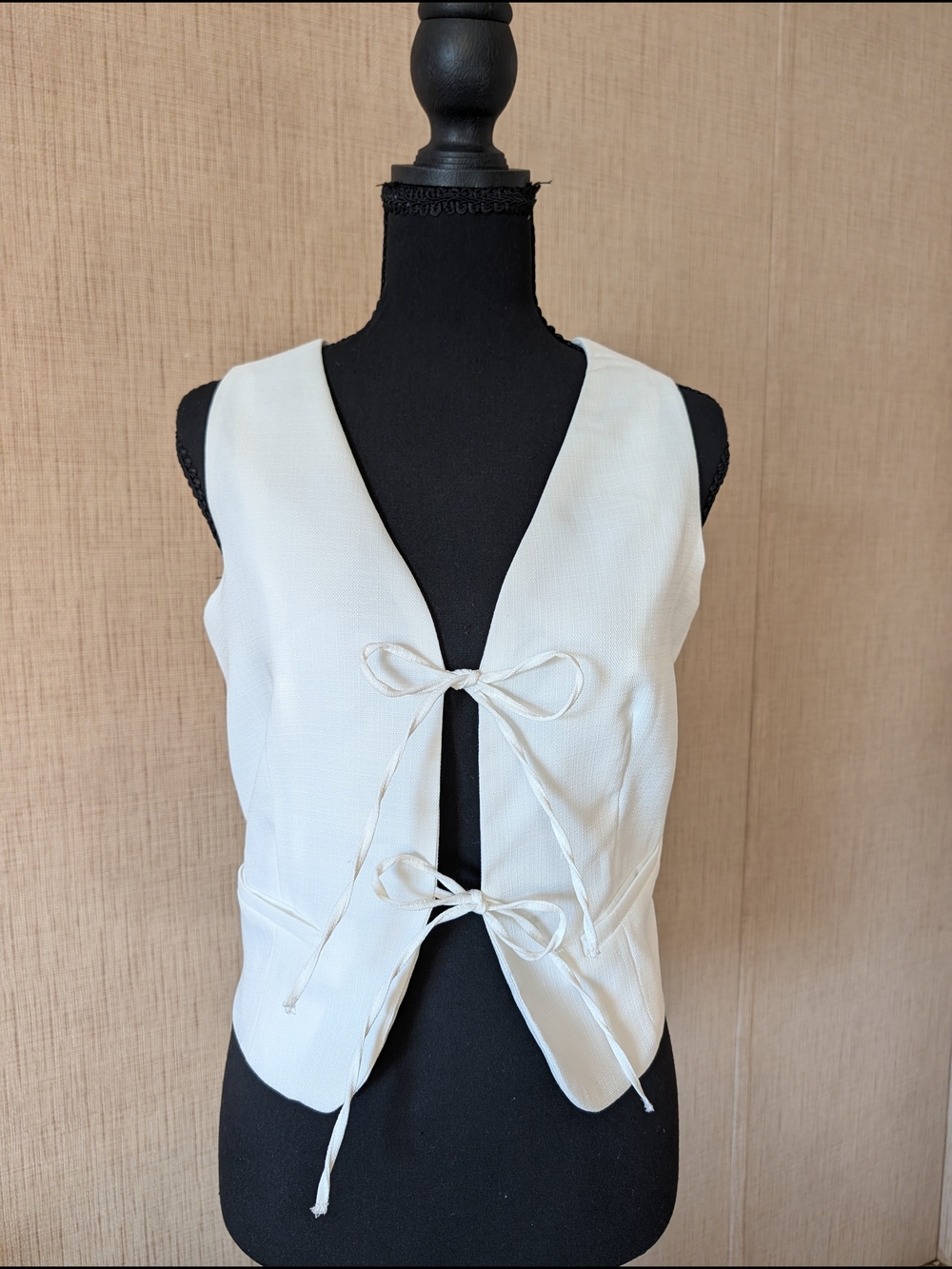 Sincerly Jules Cream Tie-Front V-Neck Tank